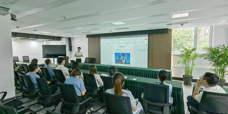 資產公司開展“捕捉光影  定格美好” 攝影技巧分享活動